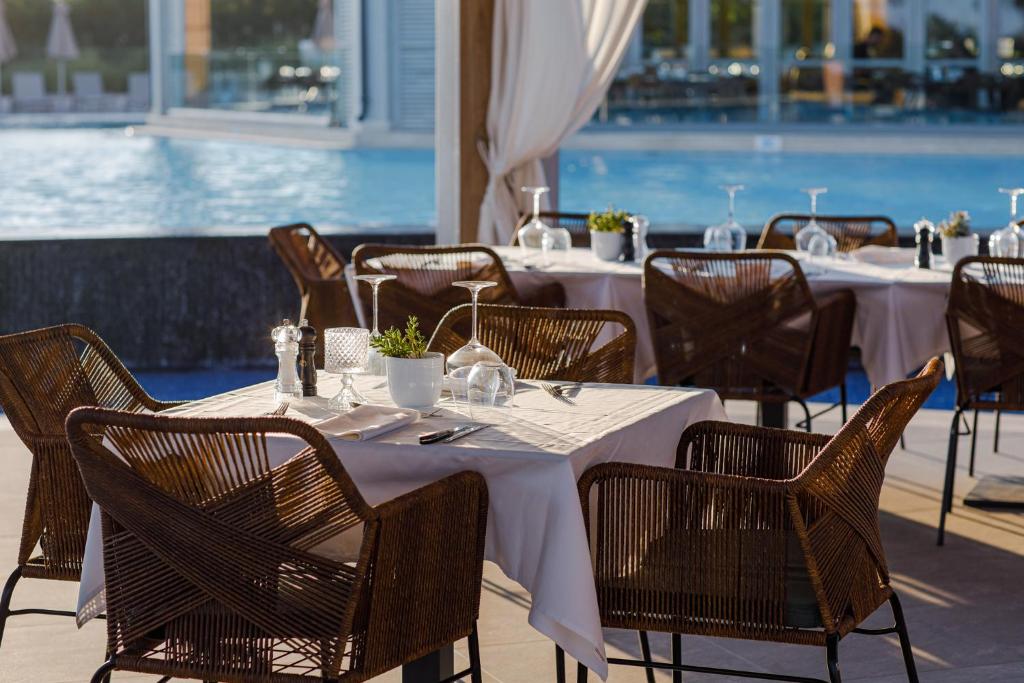 Mare Ayia Napa restorāns ar skatu uz baseinu