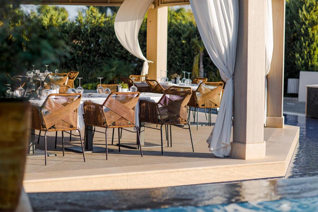 Āra terase ar ēdamgaldiem viesnīcā Mare Ayia Napa