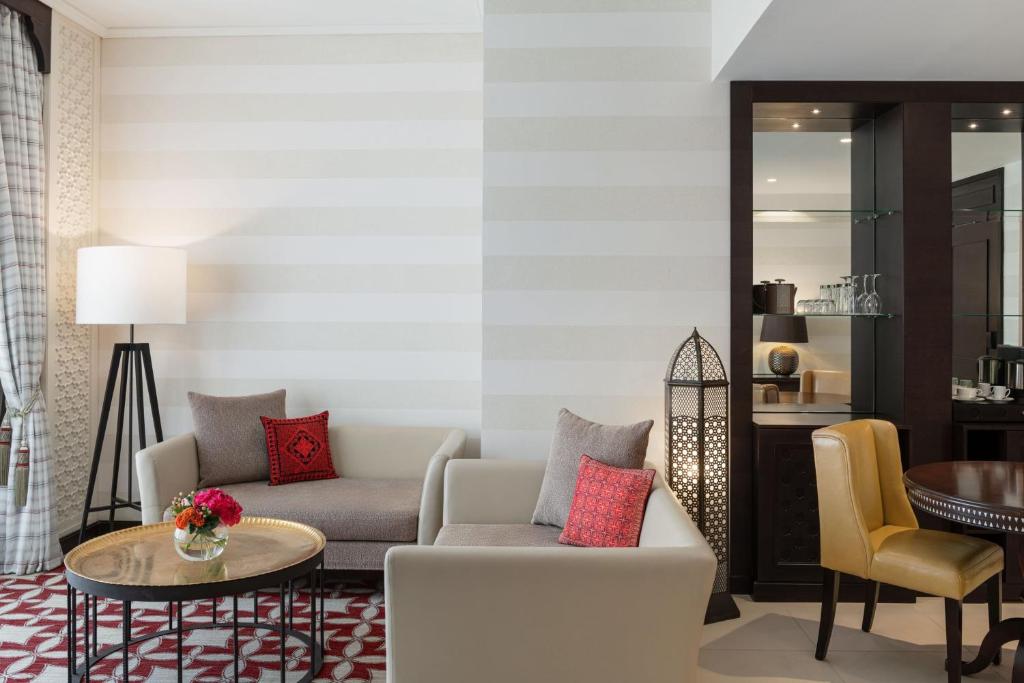 Mūsdienīgs un elegants viesnīcas numurs ar komfortablām mēbelēm, stilīgām lampām un dekoratīvām detaļām. Svaiga atmosfēra un siltas krāsas veido patīkamu relaksācijas vidi.