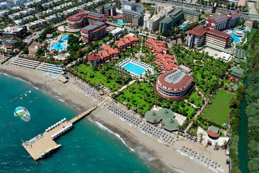 Saphir Hotel & Villas skats no augšas ar piekrastes pludmali un baseiniem.