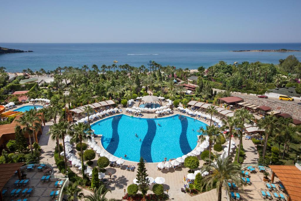 Saphir Resort & Spa baseins ar skatu uz jūru un palmām