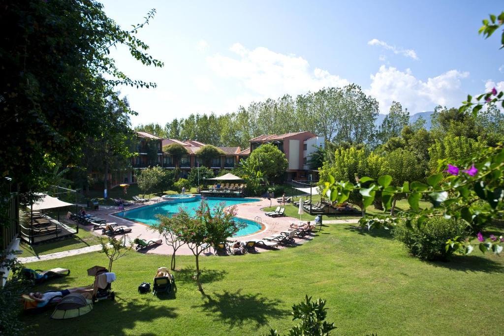 Limak Limra Hotel & Resort baseins ar saulainām atpūtas vietām