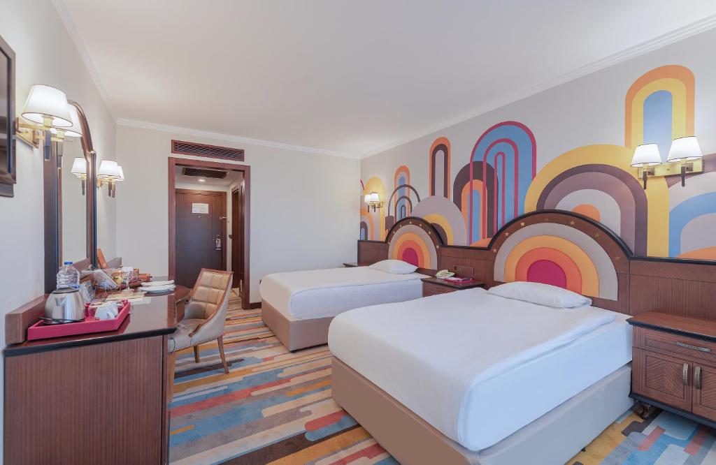 Moderns numurs ar divām gultām viesnīcā Megasaray Westbeach Antalya