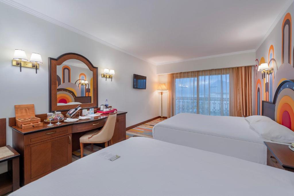 Mūsdienīgs numurs viesnīcā Megasaray Westbeach Antalya ar divām gultām.