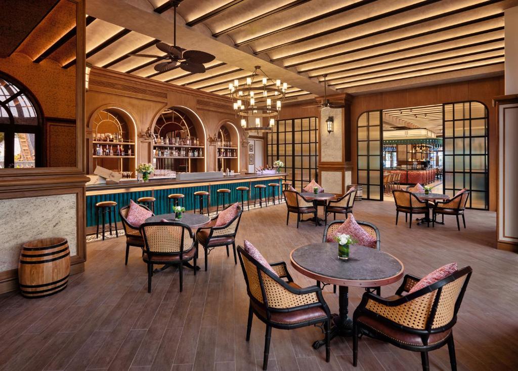 Elegants bārs ar stilīgām mēbelēm un apgaismojumu, kas rada siltu atmosfēru. Viegli pieejama bāra zona ar pievilcīgiem galdiem un krēsliem.