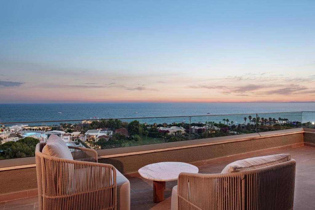Skats uz jūru no Ela Excellence Resort Belek terases, ar komfortablām mēbelēm.