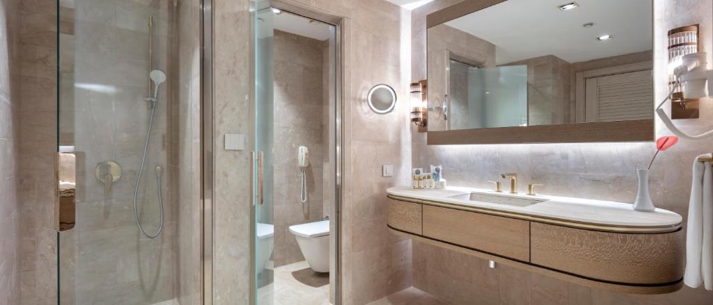 Mūsdienīga vannas istaba ar elegantu dizainu, Ela Excellence Resort Belek
