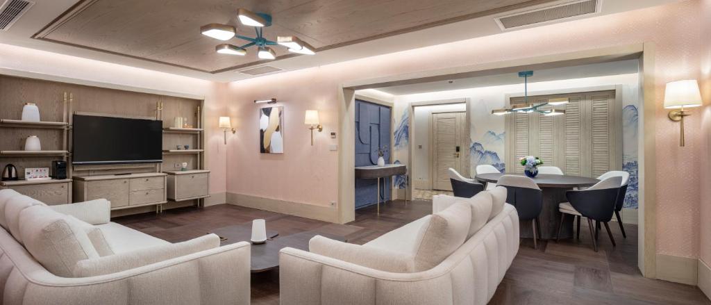 Eleganta viesnīcas numura viesistaba ar moderno dizainu, Ela Excellence Resort Belek