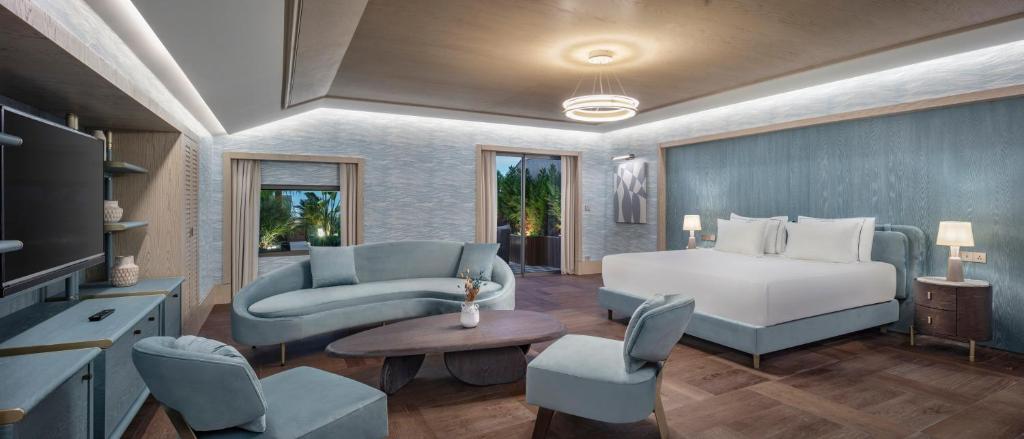 Mūsdienīgs numurs viesnīcā Ela Excellence Resort Belek ar elegantu dizainu.