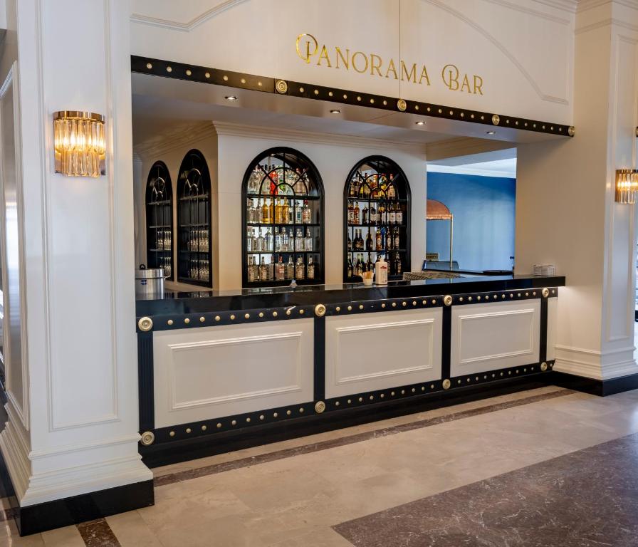 Panorāmas bārs ar elegantu interjeru un plašu dzērienu izvēli, izceļas ar melno un baltu krāsu kombināciju. Bāra aizmugurē ir stilīgs vitrīna ar alkoholiskajiem dzērieniem.
