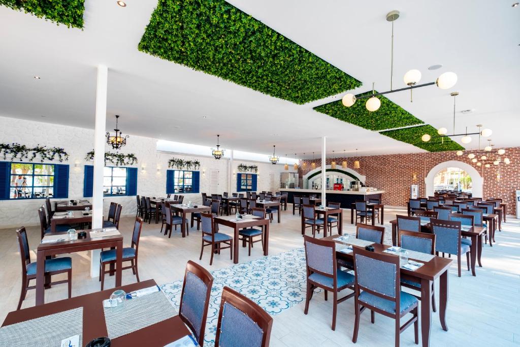 Mūsdienīgs restorāns ar elegantu interjeru, kas iekārtots ar zaļām dekorācijām un koka mēbelēm. Gaismas un plašums rada patīkamu atmosfēru.
