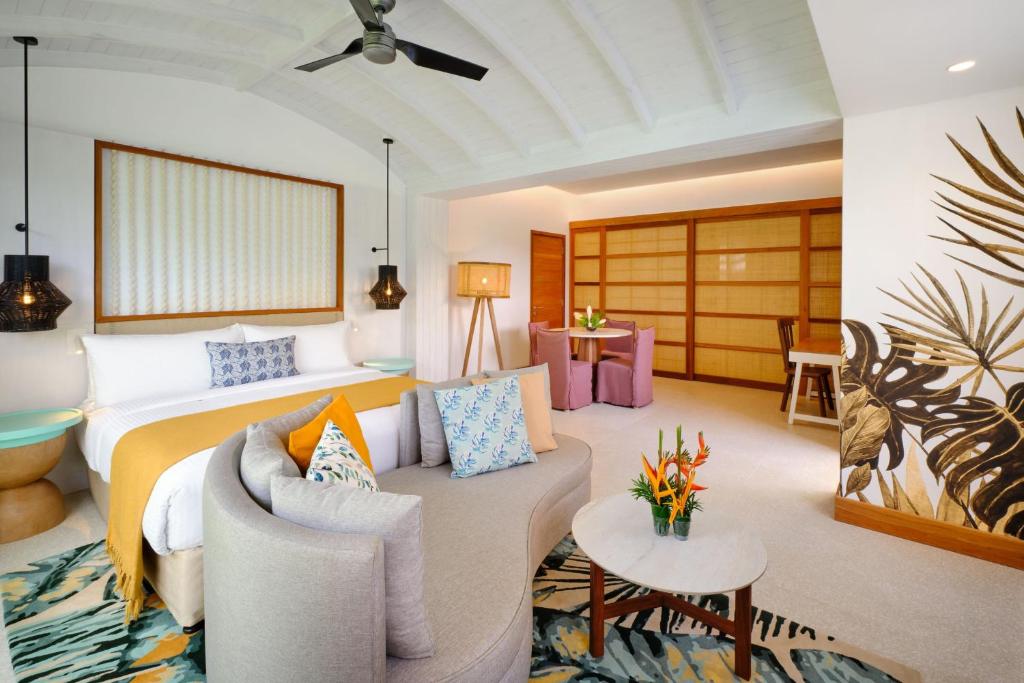 Mūsdienīgs un elegants viesnīcas numurs ar plašu gultu, komfortablu atpūtas stūri un stilīgu dekoru. Interjers ir gaišs un svaigs, radot relaksējošu atmosfēru.