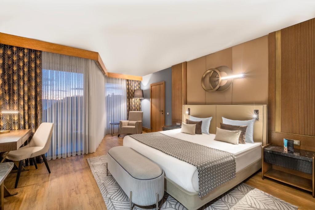 Mūsdienīgs numurs Susesi Luxury Resort ar plašu gultu un elegantu interjeru.