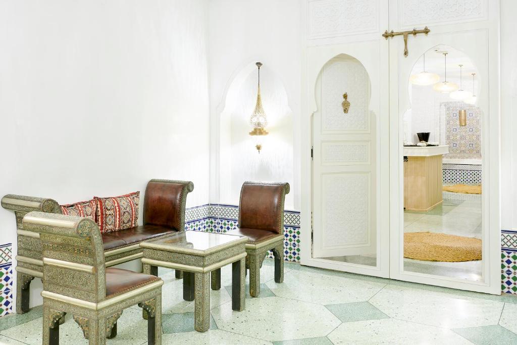 Eleganta telpa ar izsmalcinātu marokāņu stilu, kurā ir izstrādāti dīvāni un galdi, radot viesmīlīgu atmosfēru. Gaisma un dekoratīvie elementi piešķir telpai unikālu raksturu.