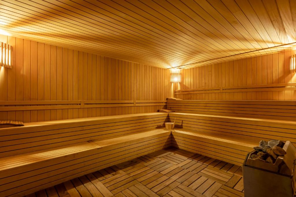 Sauna ar koka interjeru viesnīcā Megasaray Westbeach Antalya.