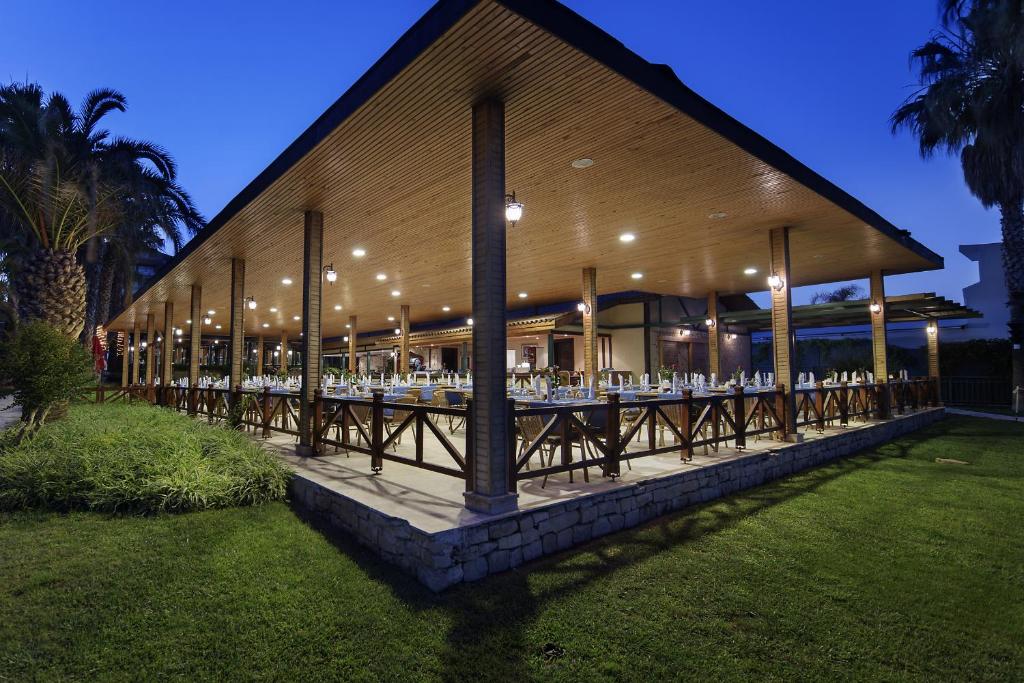 Meryan Hotel āra restorāns ar apgaismojumu piekrastē