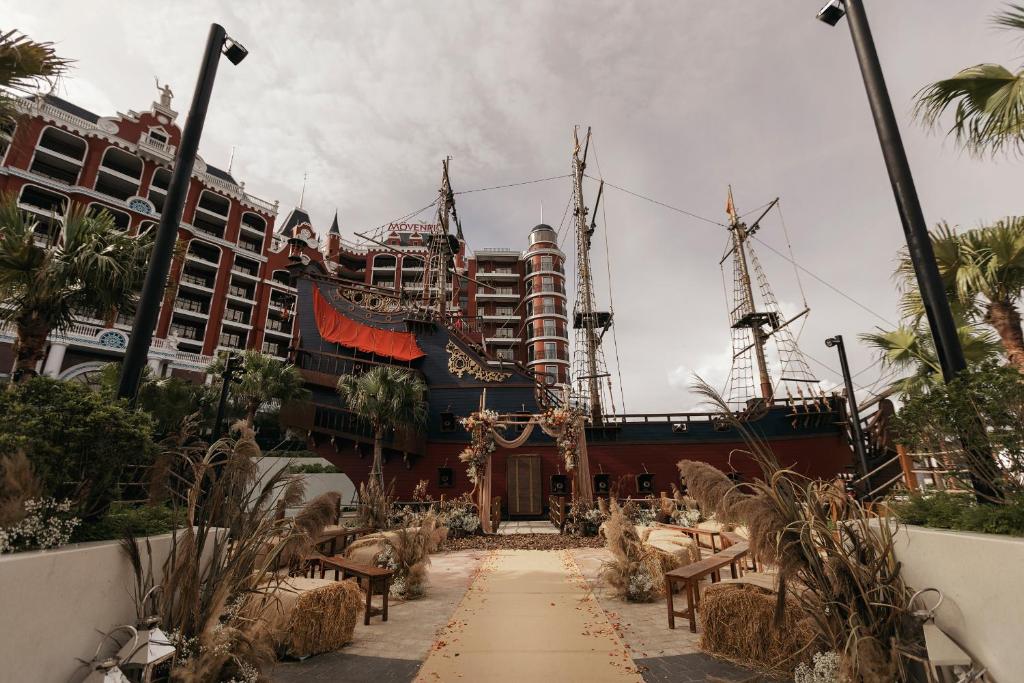 Pārsvarā šī ainava parāda kuģi, kas ir iekļauts viesnīcas kompleksā, apņemts ar palmām un dekoratīvām zālēm. Šis unikālais dizains piedāvā iespaidīgu skatu un ir lieliska vieta pasākumiem.