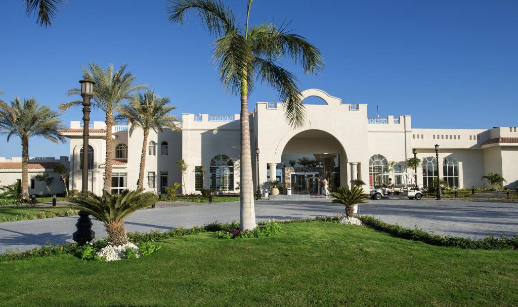 Sunrise Grand Select Montemare Resort ieeja ar palmām un zālāju