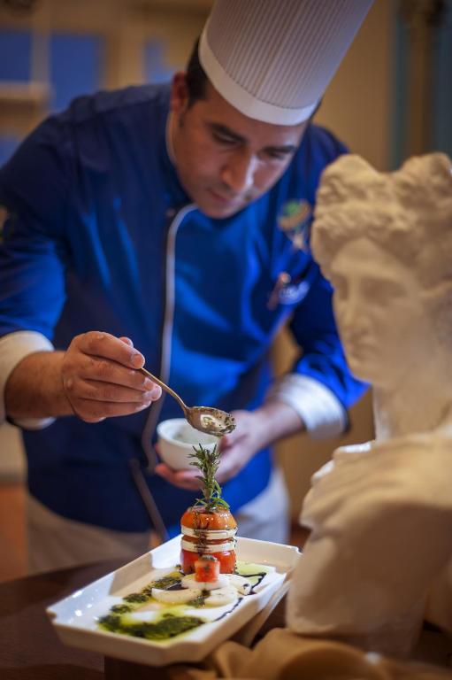 Šefpavārs dekorē ēdienu Sunrise Grand Select Montemare Resort