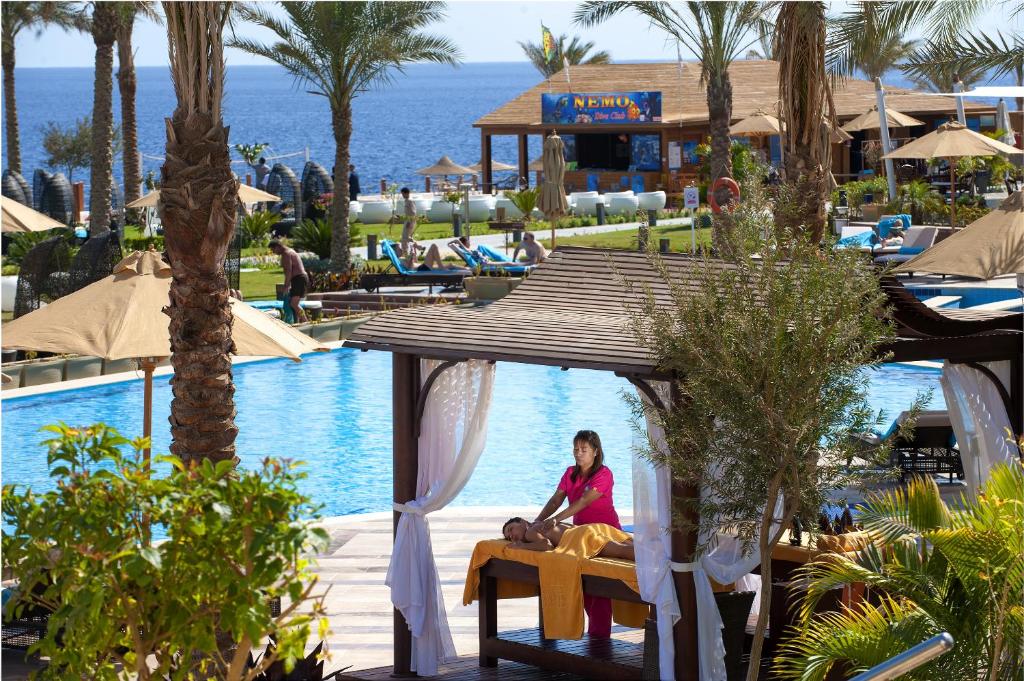 Relaksējoša masāža pie baseina Sunrise Grand Select Montemare Resort