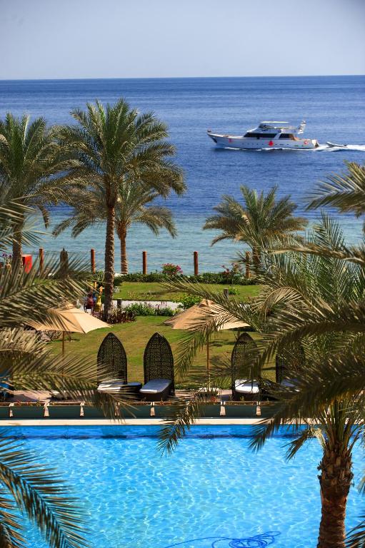 Skats uz baseinu un jūru pie Sunrise Grand Select Montemare Resort.