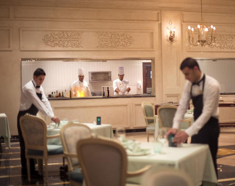 Šefpavāri gatavo ēdienus viesnīcas Sunrise Arabian Beach Resort restorānā.