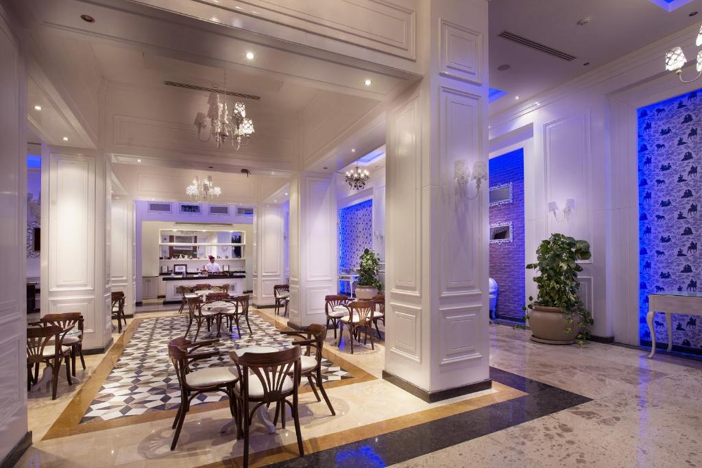 Eleganta restorāna iekārtojums Sunrise Arabian Beach Resort, ar gludu apgaismojumu.