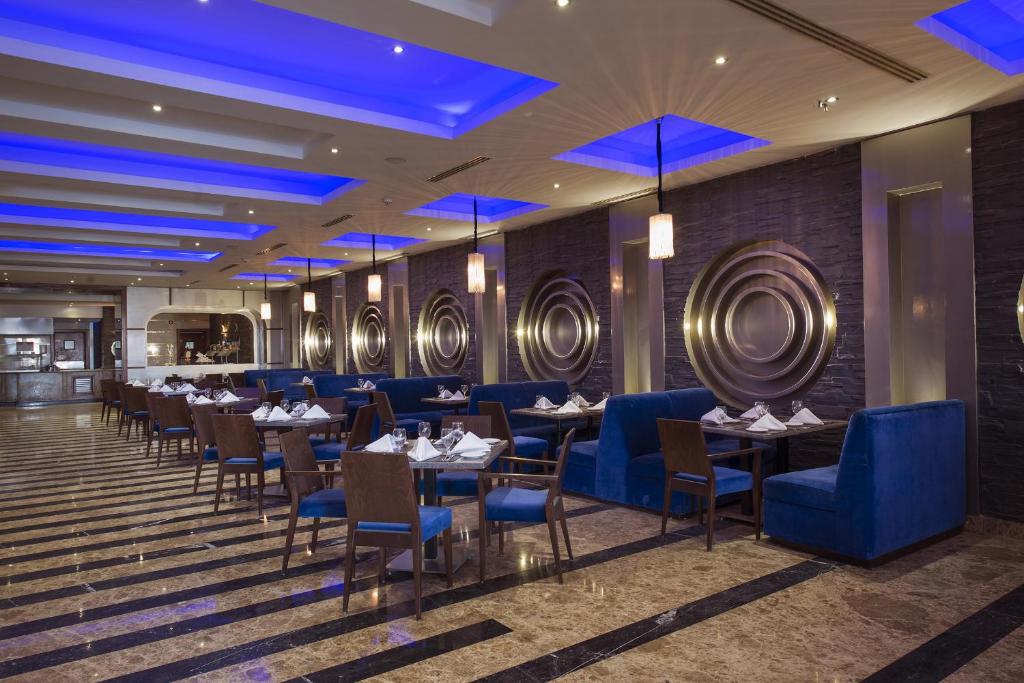 Mūsdienīgs restorāns Sunrise Arabian Beach Resort ar stilīgām mēbelēm un apgaismojumu