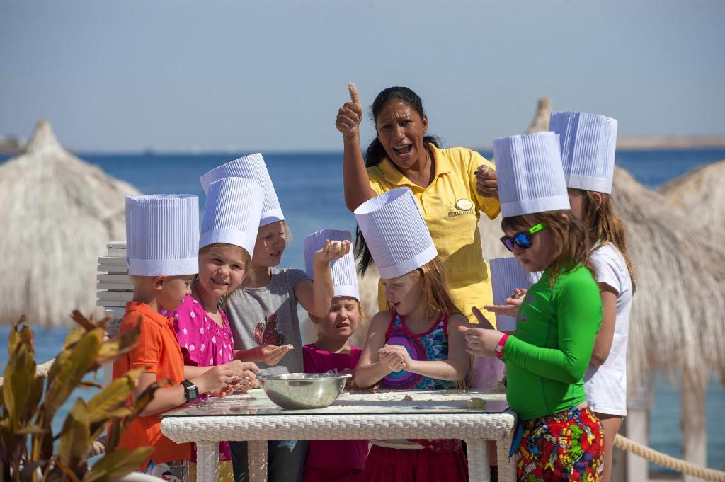 Bērni piedalās kulinārijas darbnīcā Sunrise Arabian Beach Resort