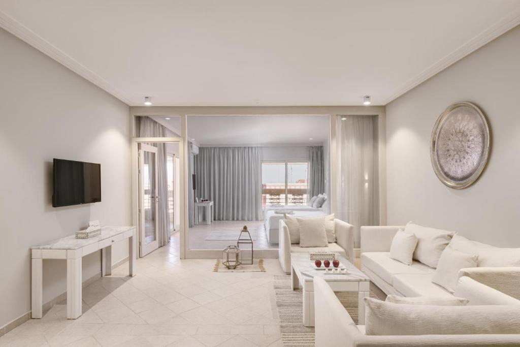 Mūsdienīgs viesnīcas numurs Sindbad Club ar ērtu atpūtas zonu.