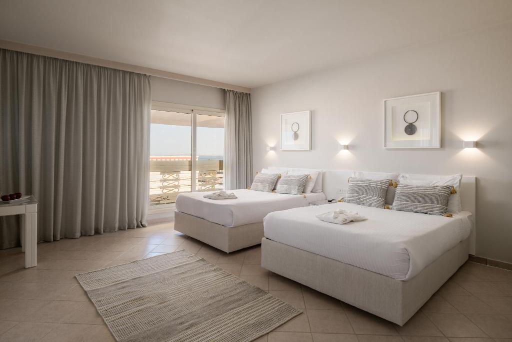 Divguļamais numurs ar divām gultām un skatu uz jūru, Sindbad Club