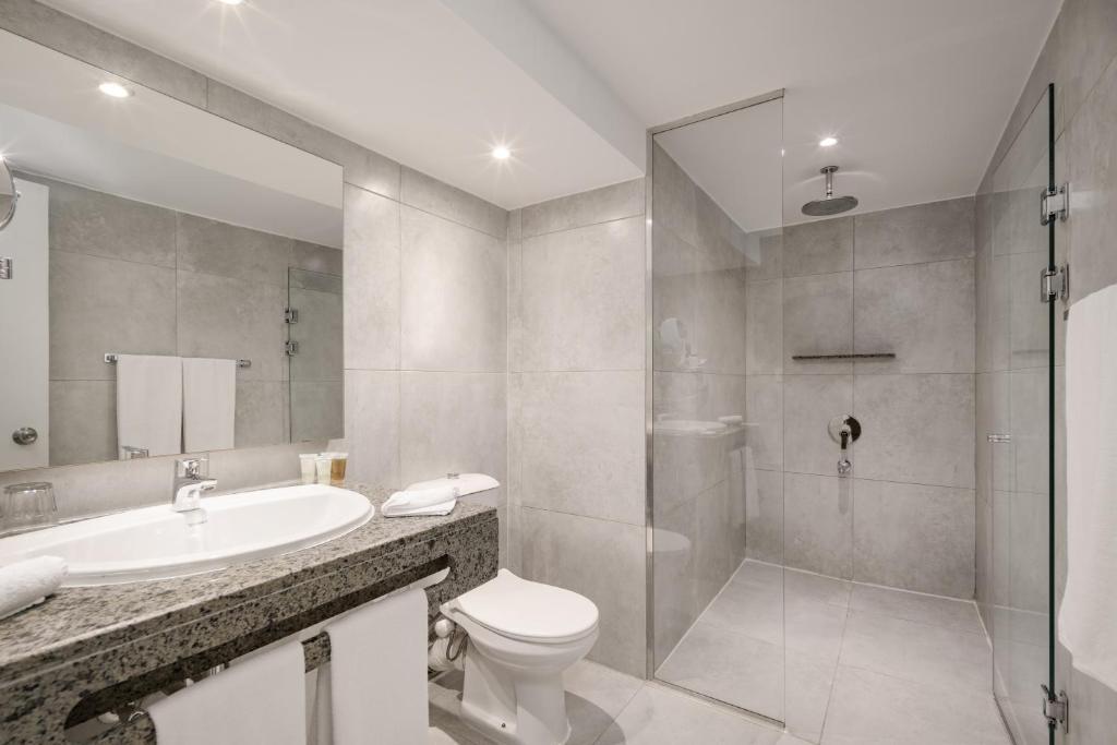 Mūsdienīga vannas istaba ar dušu un elegantu akmens izlietni Sindbad Club