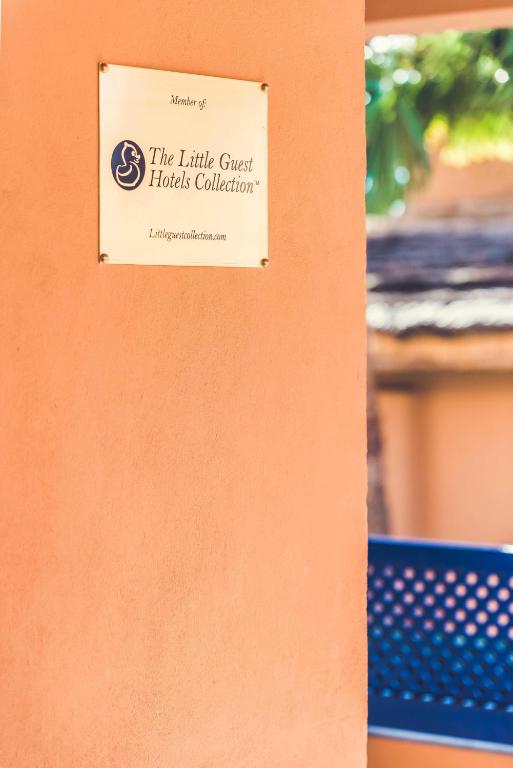 Pazīstama zīme, kas norāda uz piederību "The Little Guest Hotels Collection", uzsver viesnīcu kvalitāti un pieejamību.