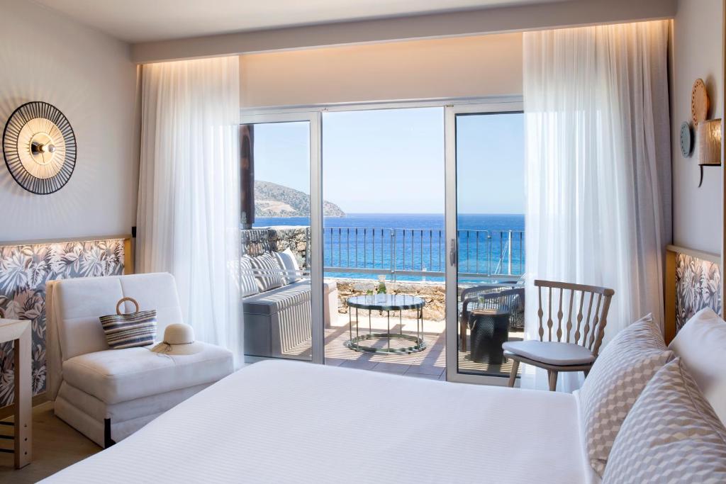 Skats uz jūru no Mirabello Bay Luxury Resort numura ar balkonu