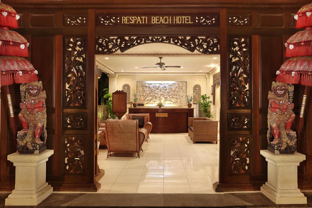 Ieeja uz Resapati Beach Hotel ar tradicionālu rotājumu un viesmīlīgu atmosfēru. Sarkanās lietussargu un skulptūru detaļas piešķir unikālu šarmu šai viesnīcai.