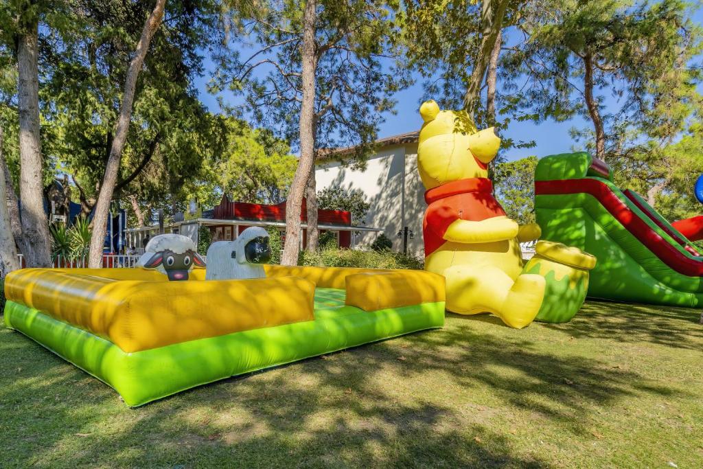 Bērnu rotaļu laukums Mirada Del Mar Hotel ar piepūšamajiem atrakstiem.