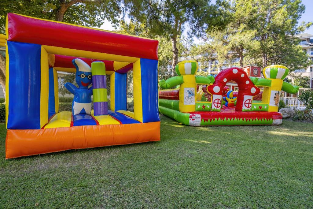 Bērnu atrakciju trases Mirada Del Mar Hotel dārzā