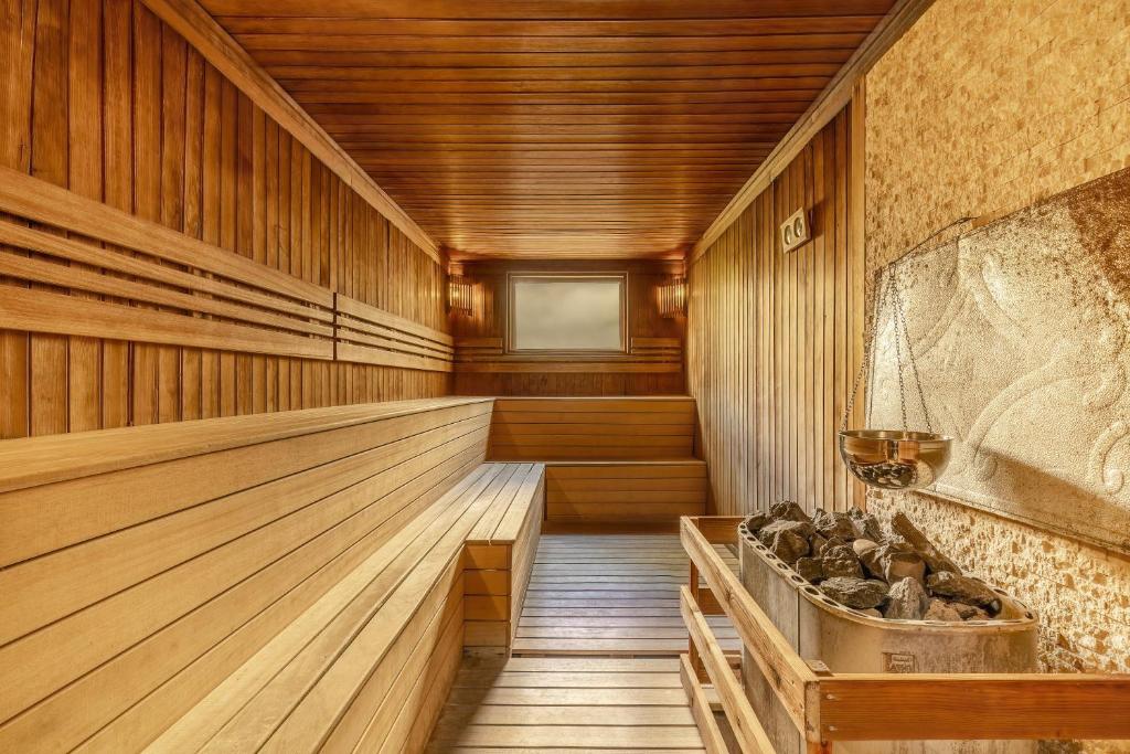 Sauna Mirada Del Mar Hotel ar koka apdari un akmens krāsni.