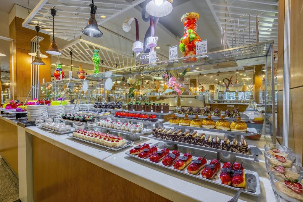 Desertu bufete Mirada Del Mar Hotel ar krāsainām kūkām un saldumiem.