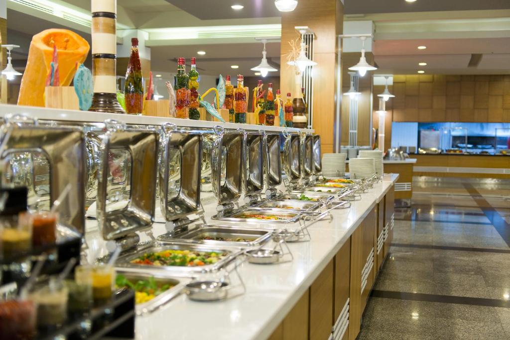 Buffet galda ar dažādām ēdienu iespējām Mirada Del Mar Hotel