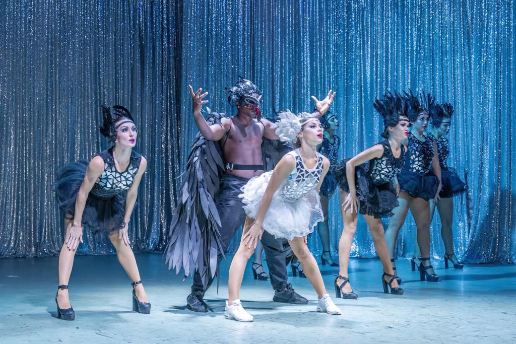 Dejas izrāde pie Mirada Del Mar Hotel ar krāšņiem kostīmiem.