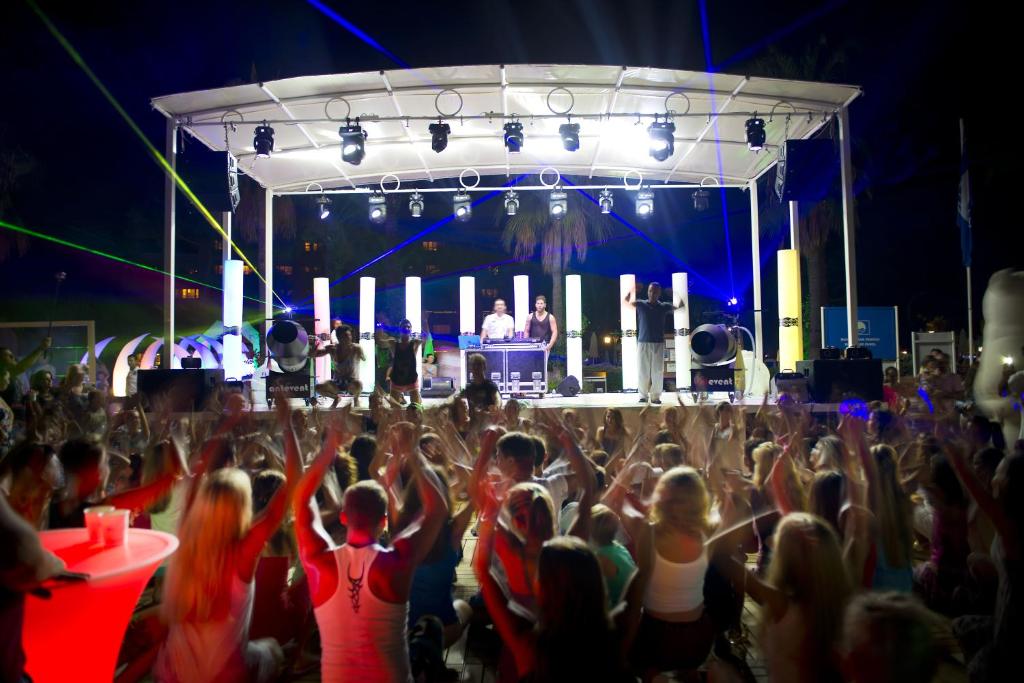 Mirada Del Mar Hotel nakts izklaides pasākums uz skatuves ar dejotājiem.