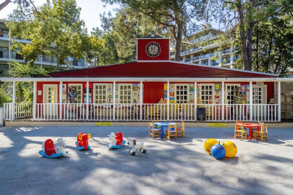 Bērnu klubs viesnīcā Mirada Del Mar Hotel ar rotaļām un krāsainām krēsliem.