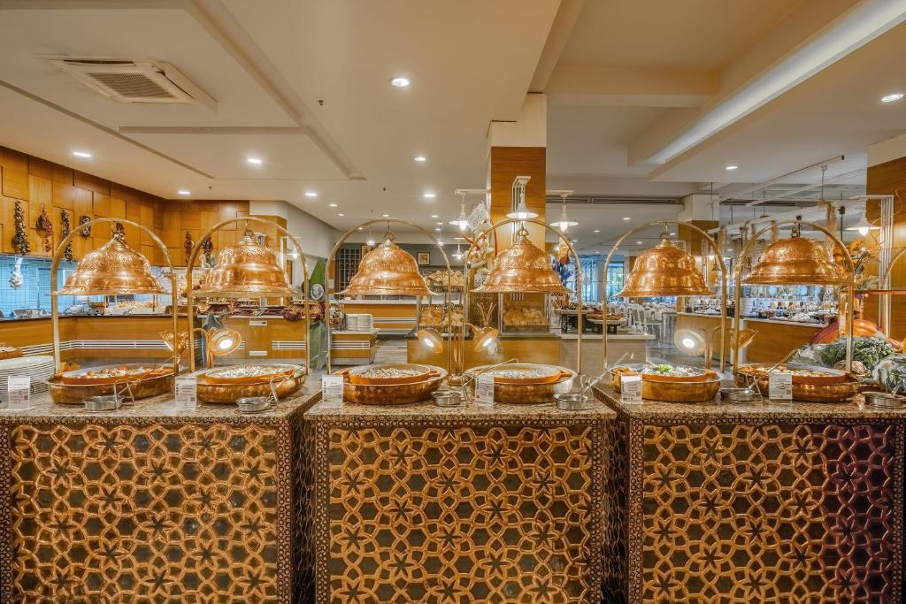 Viesnīcas Mirada Del Mar restorāna bufete ar elegantiem traukiem.