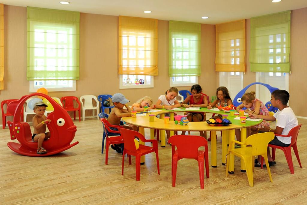 Bērni spēlējas un māca radošās prasmes Mirada Del Mar Hotel