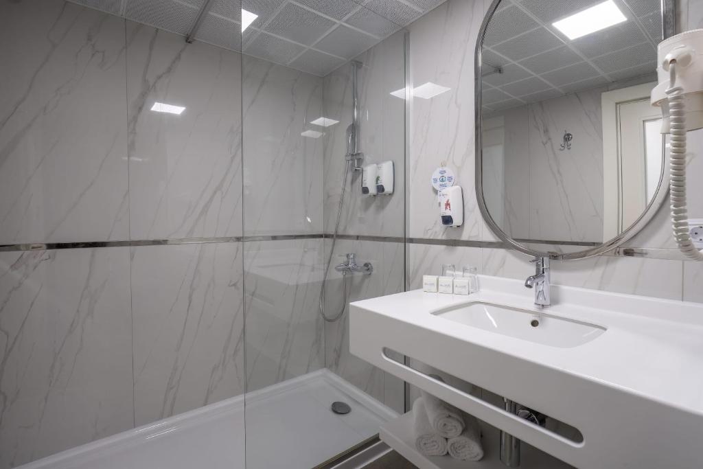 Mūsdienīgs vannas istabas interjers Mirada Del Mar Hotel