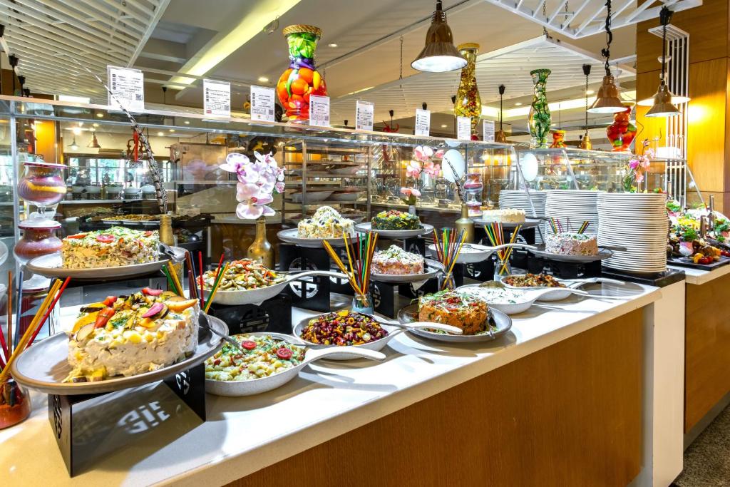 Bagātīgs ēdienu klāsts Mirada Del Mar Hotel bufetē.
