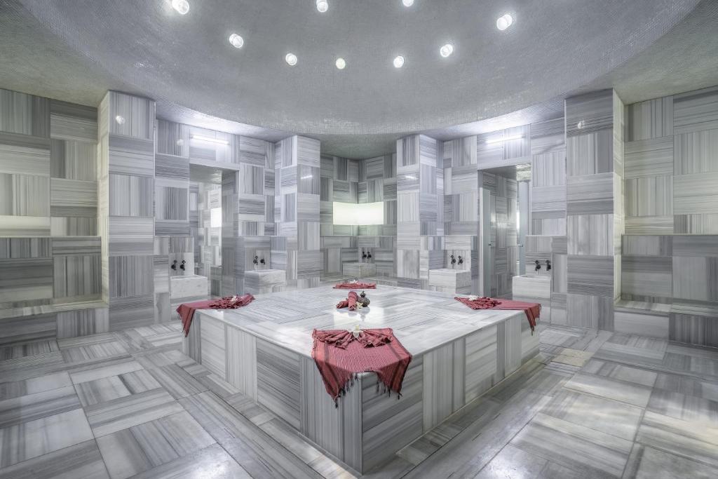 Luksusa vannas istaba Mirada Del Mar Hotel ar marmora apdari