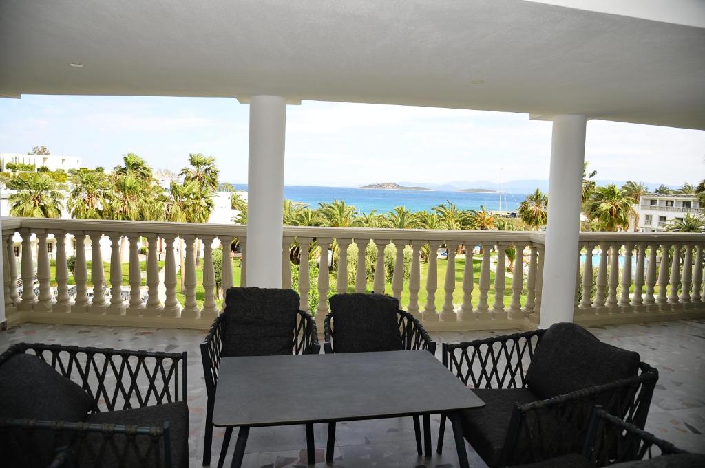 Skats no balkona uz jūru un palmu dārzu Samara Hotel Bodrum