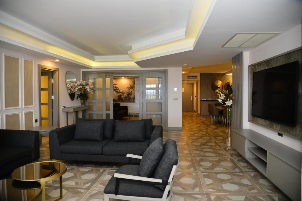 Mūsdienīga viesnīcas numura viesistaba Samara Hotel Bodrum ar elegantu dizainu